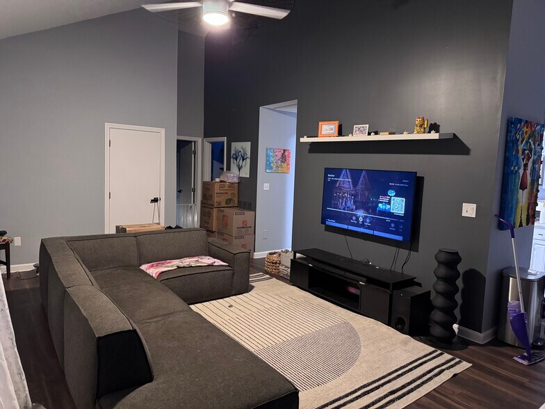 Building Photo - 30 E Bluff Rd