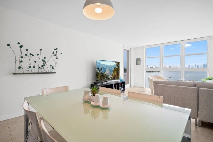 Building Photo - 1228 West Ave