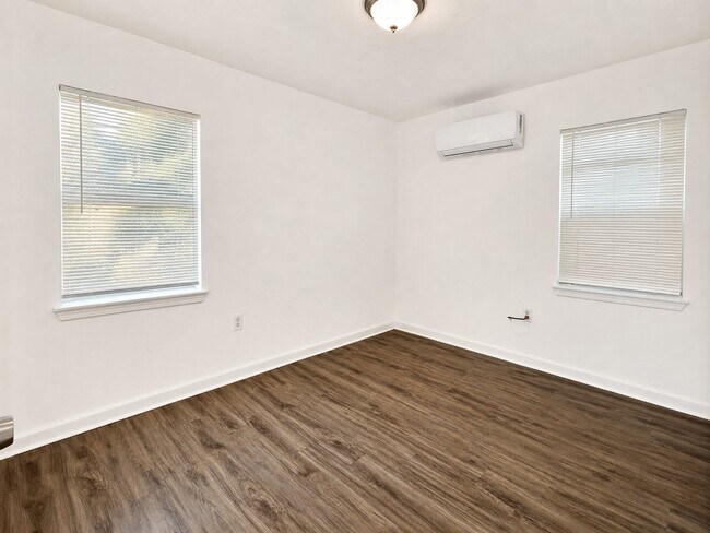 Building Photo - 1181 NW Ozmun Ave