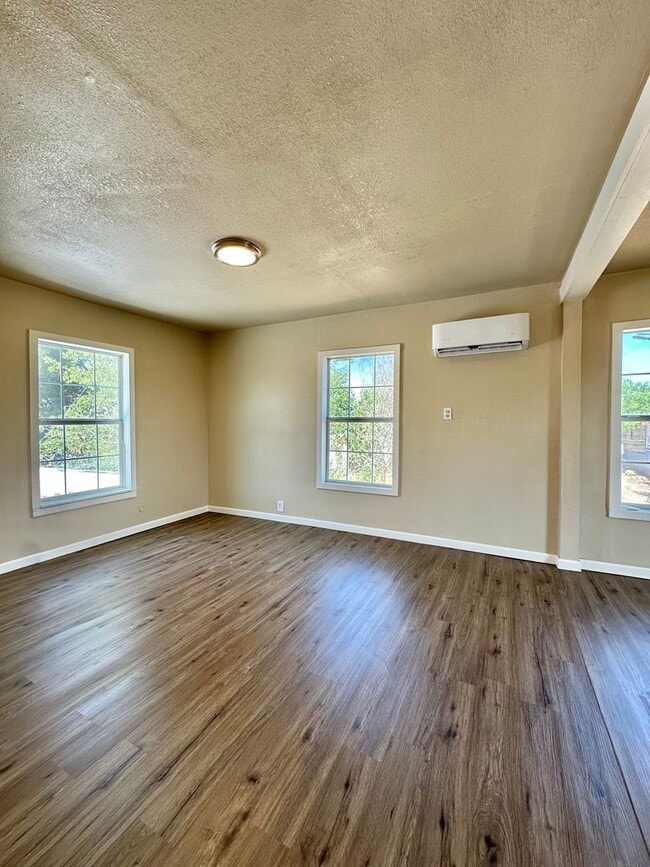 Building Photo - NOW AVAILABLE - Remodeled 1 Bedroom Apartm...