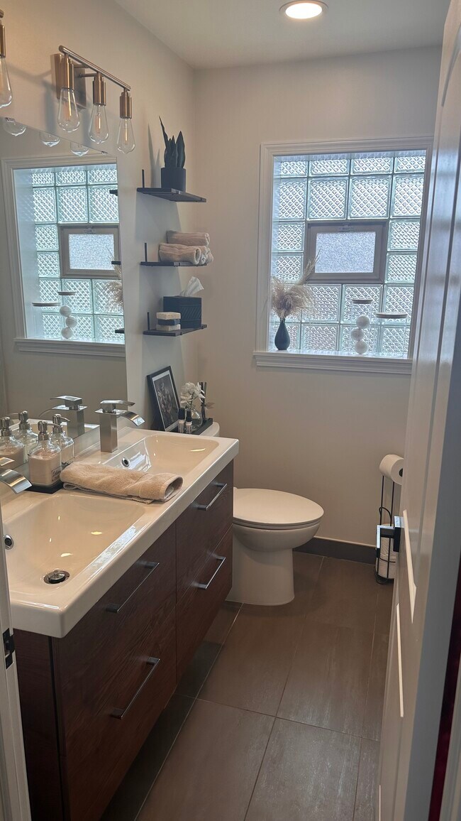 Building Photo - 354 Alles St