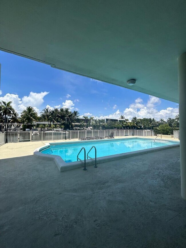 Building Photo - 9500 W Bay Harbor Dr