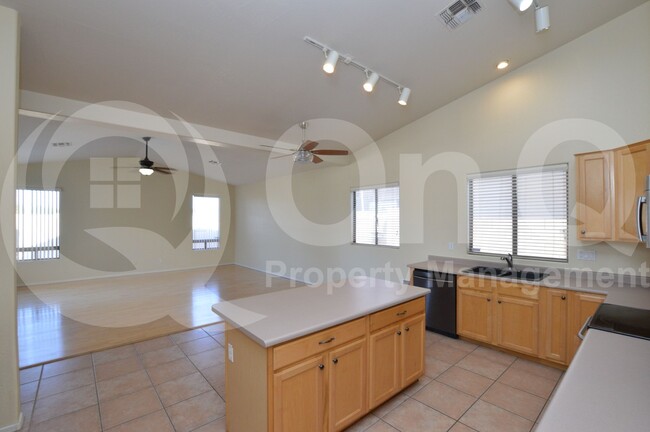 Building Photo - 727 S Peppertree Dr