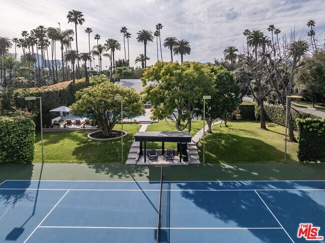 Building Photo - 624 N Beverly Dr