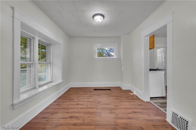Building Photo - 1296 W Wilbeth Rd
