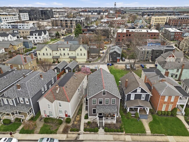 Building Photo - 1102 Summit St