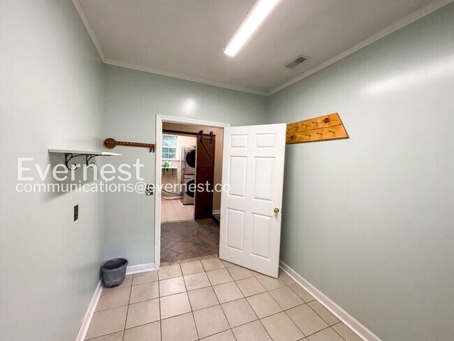 Building Photo - 2 Bed/1 Bath Home with Carport / Pet-Friendly / Available Now!