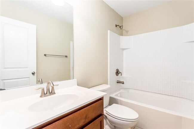 Building Photo - 2105 Greencrest Cir