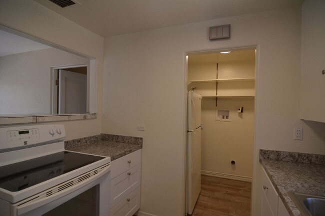 Building Photo - Remodeled 1 Bedroom 1 Bath House! Central ...