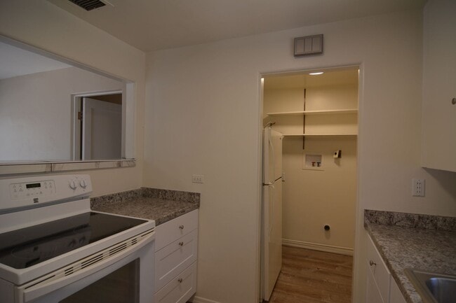 Building Photo - Remodeled 1 Bedroom 1 Bath House! Central Tucson Location!