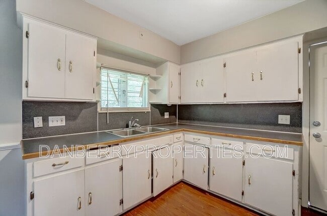 Building Photo - 1115 Secor Rd