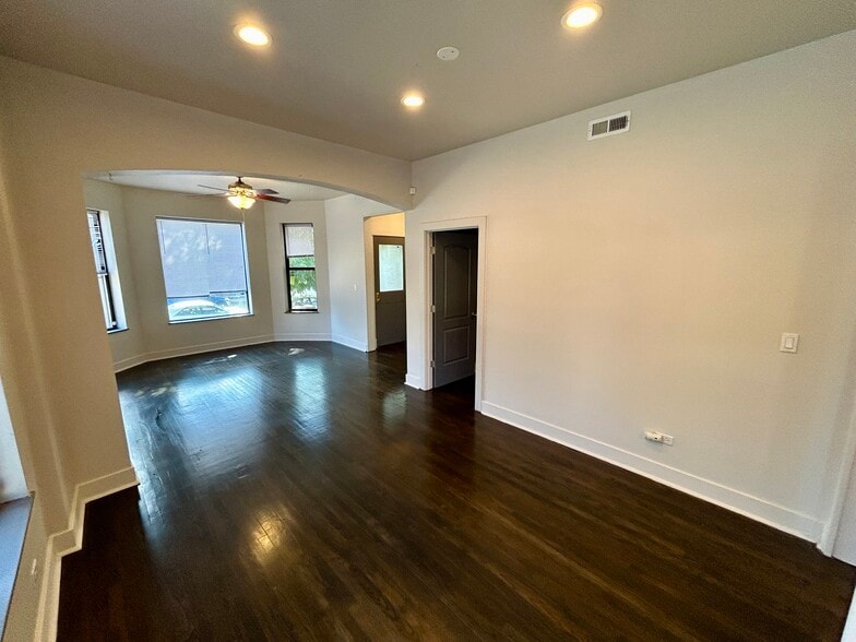 Building Photo - 3400 W Evergreen Ave