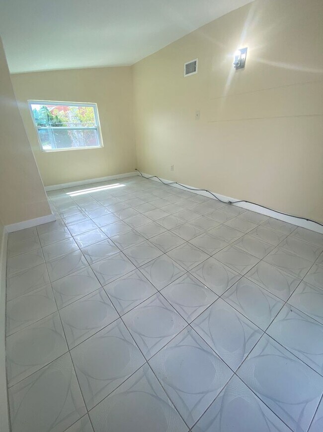Building Photo - Beautiful 3-bedroom home located in Delray...