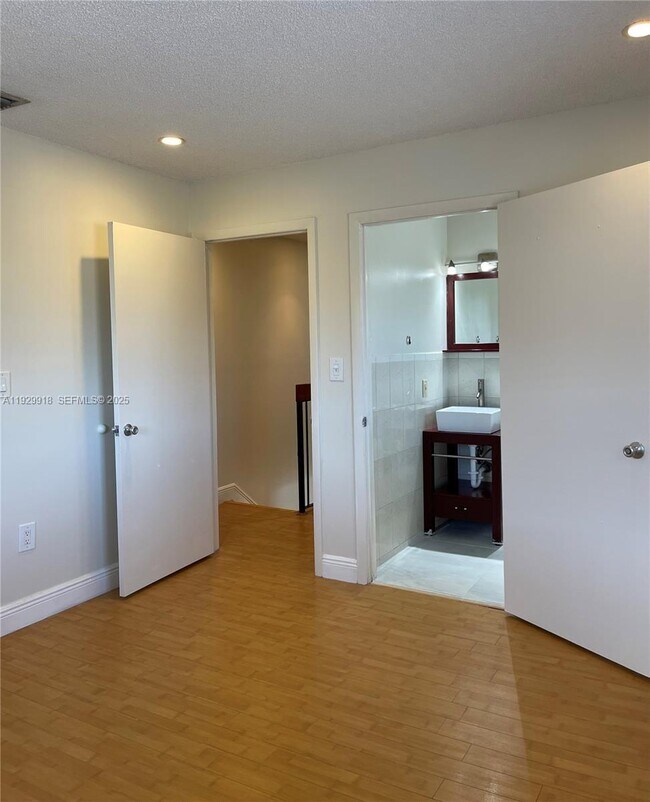 Building Photo - 562 NW 82nd Pl