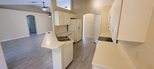 Building Photo - 305 Raintree Trail