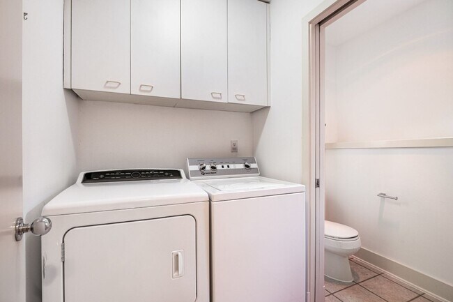 Building Photo - 3Bd/3Ba Seattle House