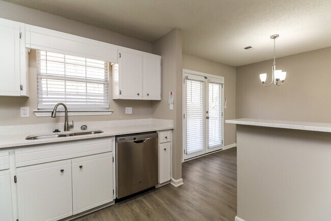 Building Photo - 240 Rosewood Dr