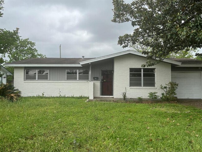 Primary Photo - 423 W Troy Rd