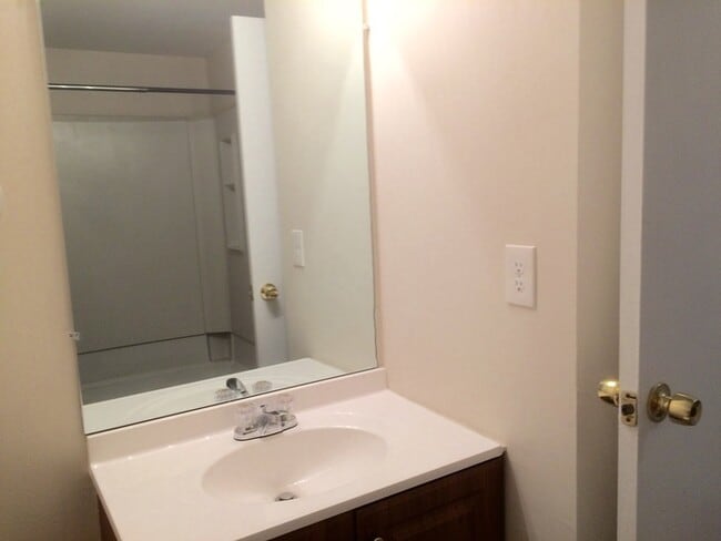 Building Photo - 2063 Raintree Pl