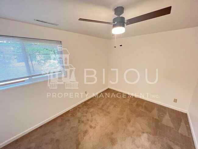Building Photo - 4418 N Chestnut St