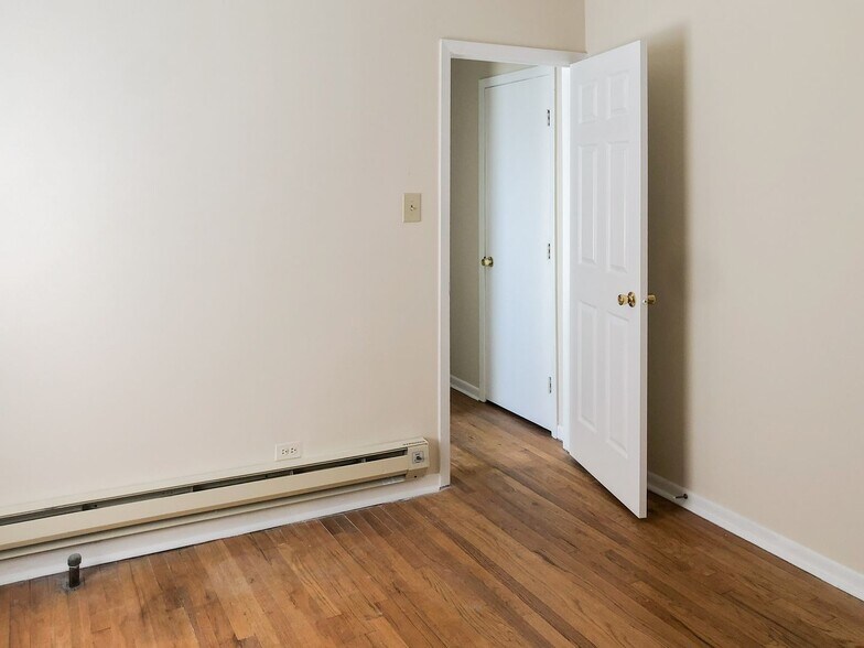 Building Photo - 627 W Melrose St