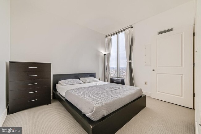 Building Photo - 675 S President St