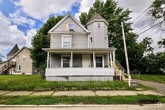 Building Photo - 825 7th St NW