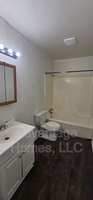 Building Photo - 711 N 70th St