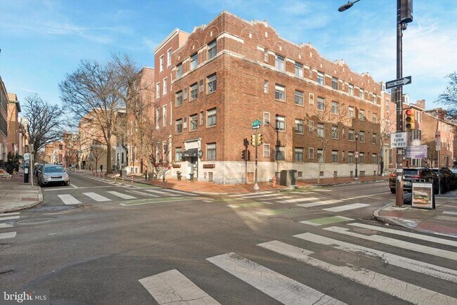 Building Photo - 319 S 10th St