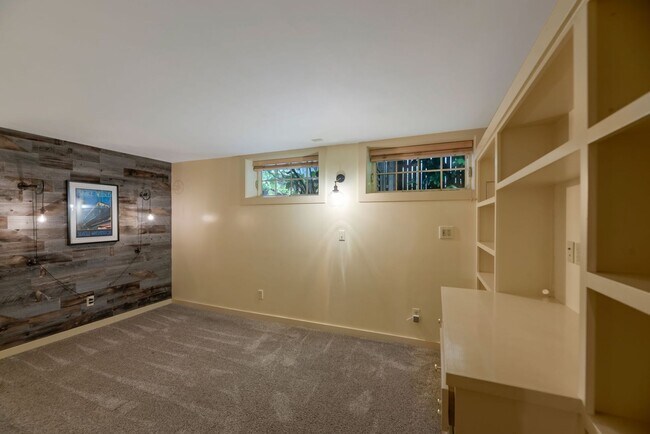 Building Photo - Big Charm in Madison Valley 4 bd 3 ba