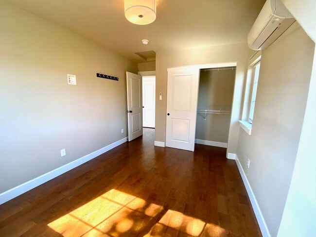 Building Photo - University Park One Bedroom