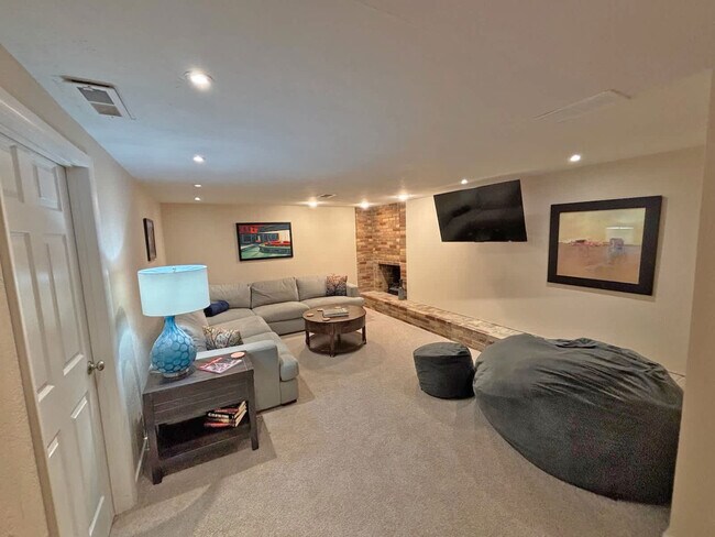 Building Photo - 10499 S Carnation Dr