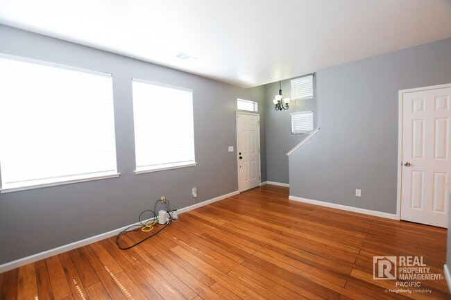 Building Photo - Newly Renovated 4 Bedroom with Parking