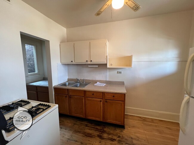 Building Photo - Bright and Sunny Forest Park Apts!