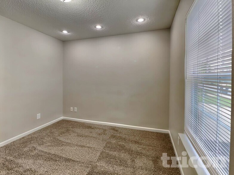 Building Photo - 10893 Glenayr Dr