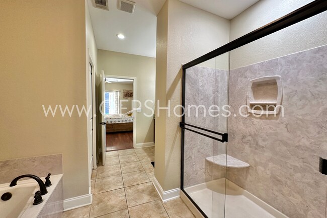 Building Photo - AVAILABLE IN AUG! 5BR/3BA IN S. CRESTVIEW