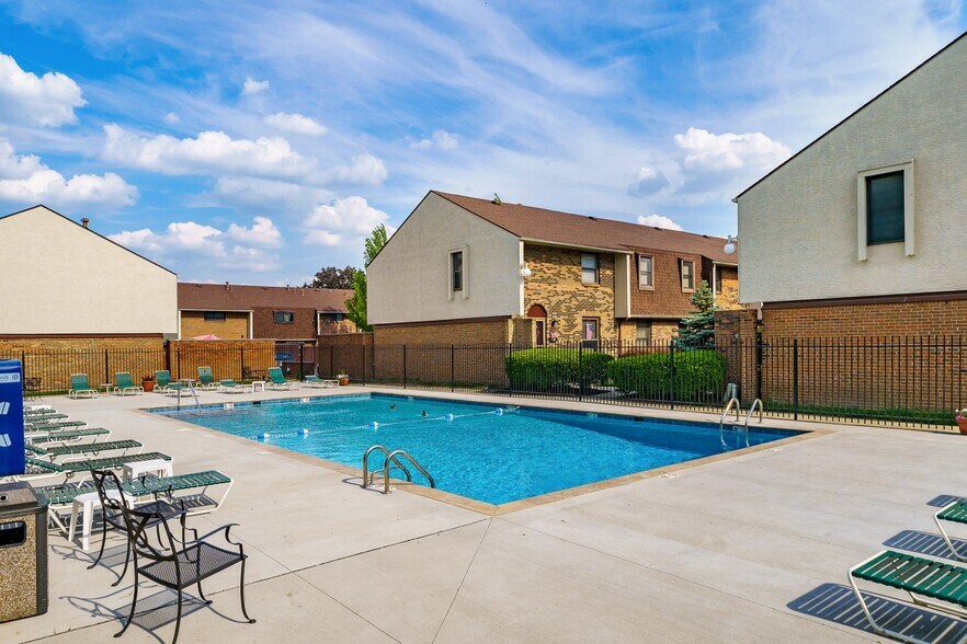 Building Photo - 1766 Willoway Cir S