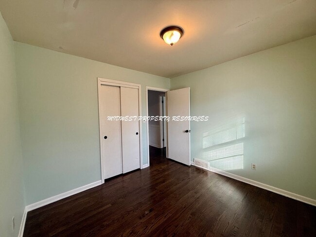 Building Photo - 4 Bedroom Home Near Downtown Lee’s Summit