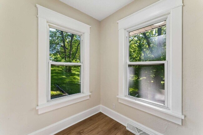 Building Photo - Charming 2-Bedroom Haven in Kansas City Northland!