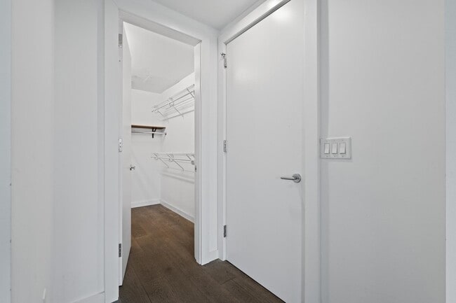 Building Photo - 320 Adolphus Ave