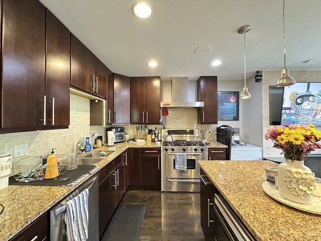 Building Photo - 907 N Damen Ave