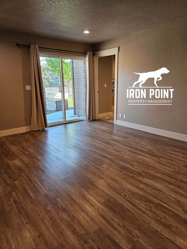 Building Photo - 2bed/1bath w/2 car garage & all appliances included.