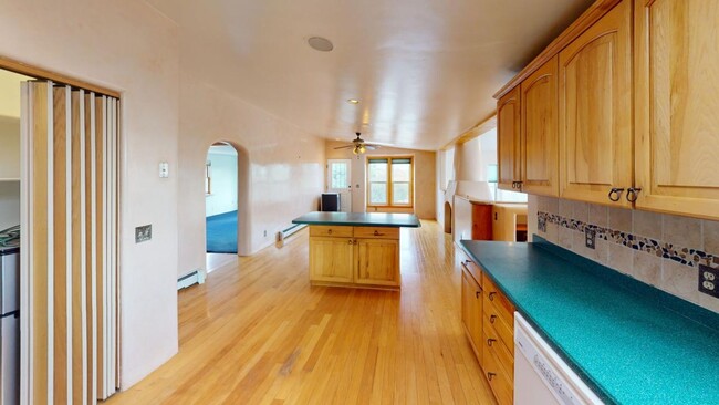 Building Photo - Light and Bright Country Living 3 bed plus...