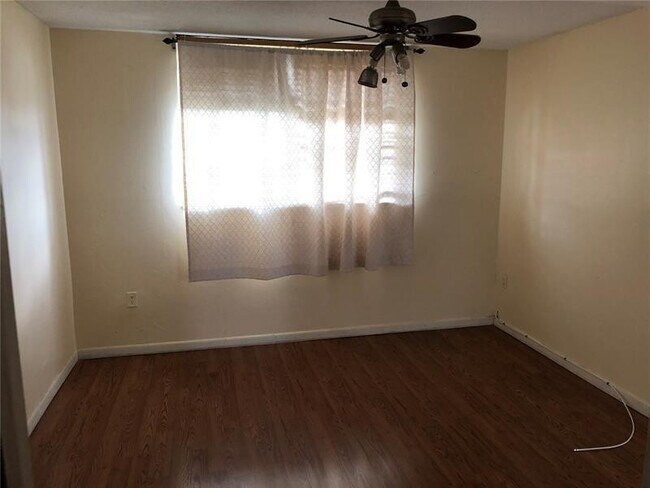 Building Photo - 1700 NE 191st St