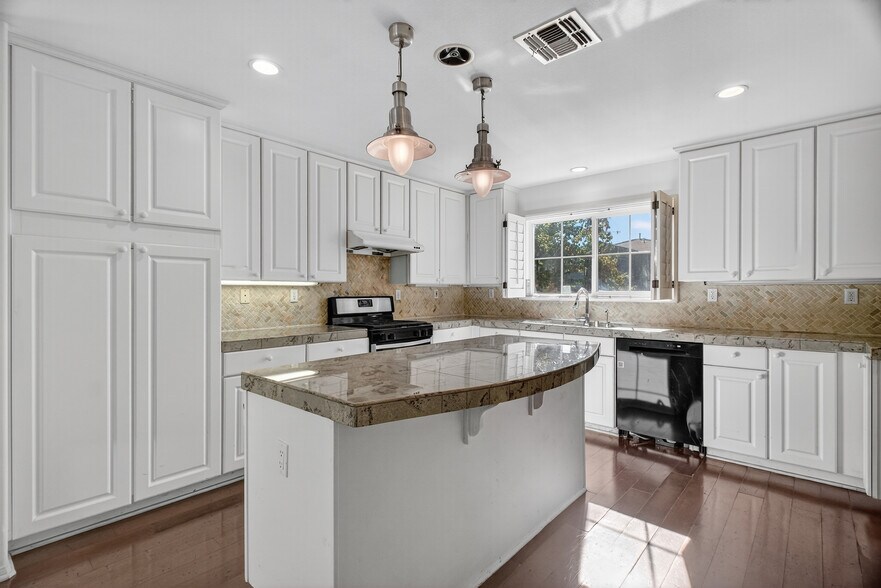 Building Photo - 1757 E Flora St