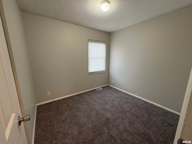 Building Photo - 6411 N Randwick Rd