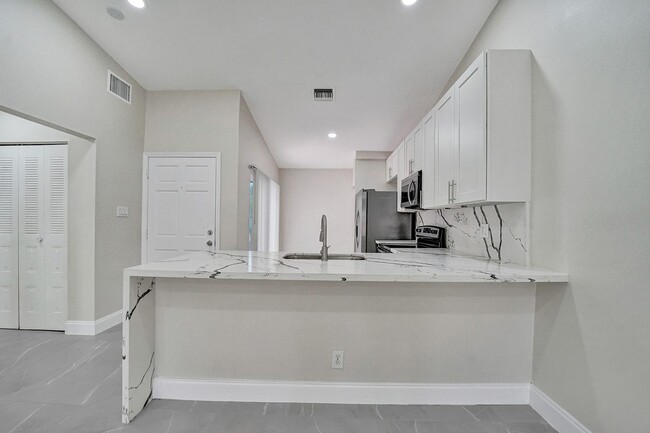 Building Photo - Beautifully Renovated 3BR/2BA Townhome in ...