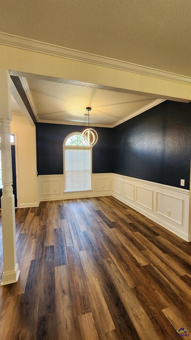 Building Photo - 502 Woods Edge Way