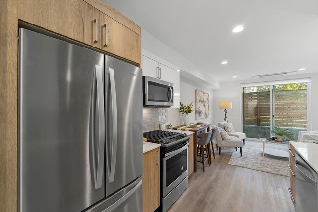 Building Photo - Modern 2bd/2ba Townhome with Rooftop & Par...