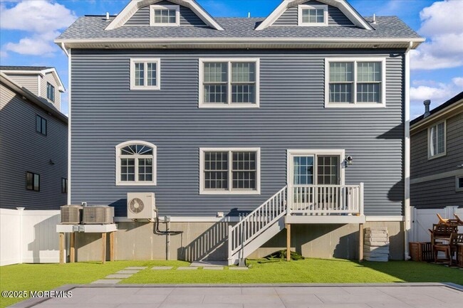 Building Photo - 1613 Ocean Ave